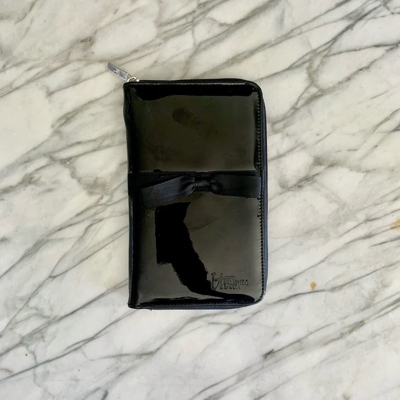 *SOLD* Your Beautiful Basics Airbrush 101 Brush Set - Picture 2 of 9